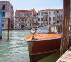 Aman Venise Canal Boat