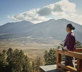 Six Senses Gangtey Bhoutan Host looking into valley