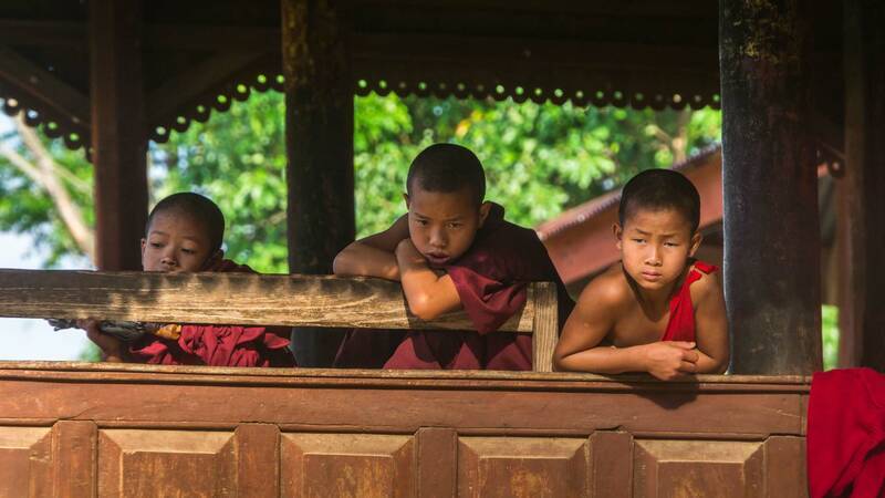 Myanmar enfants ecole bouddhiste