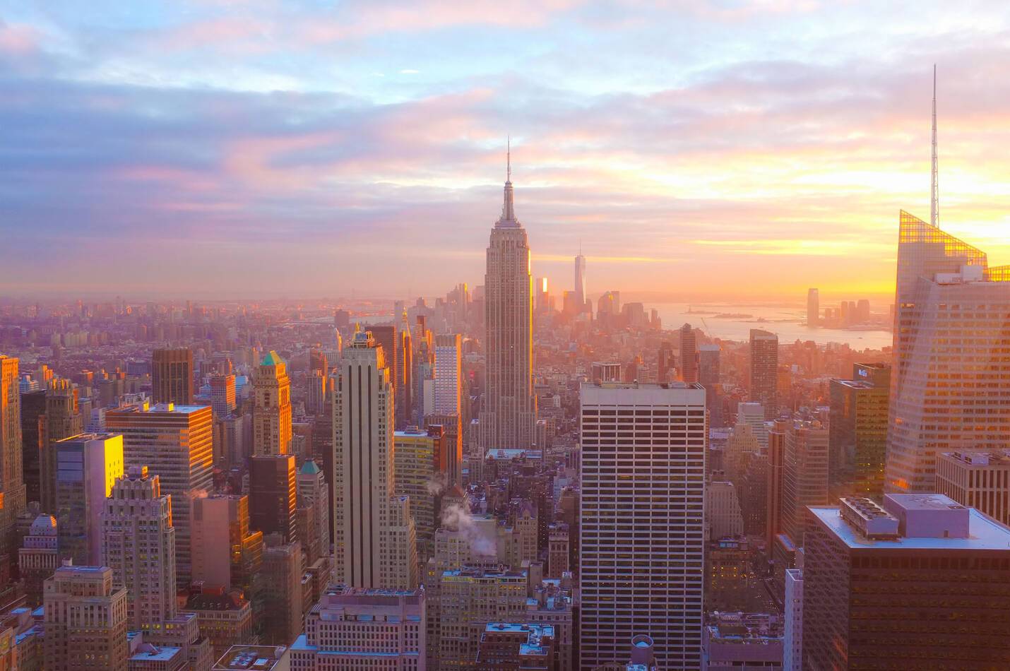 le lever de soleil en haut de l'Empire State Building