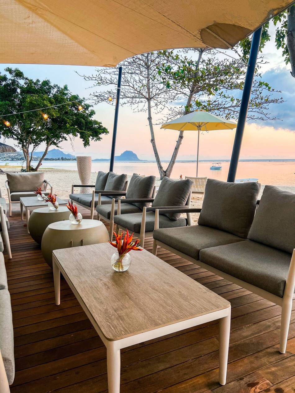 Maradiva Ile Maurice Beach House Grill Lounge Area