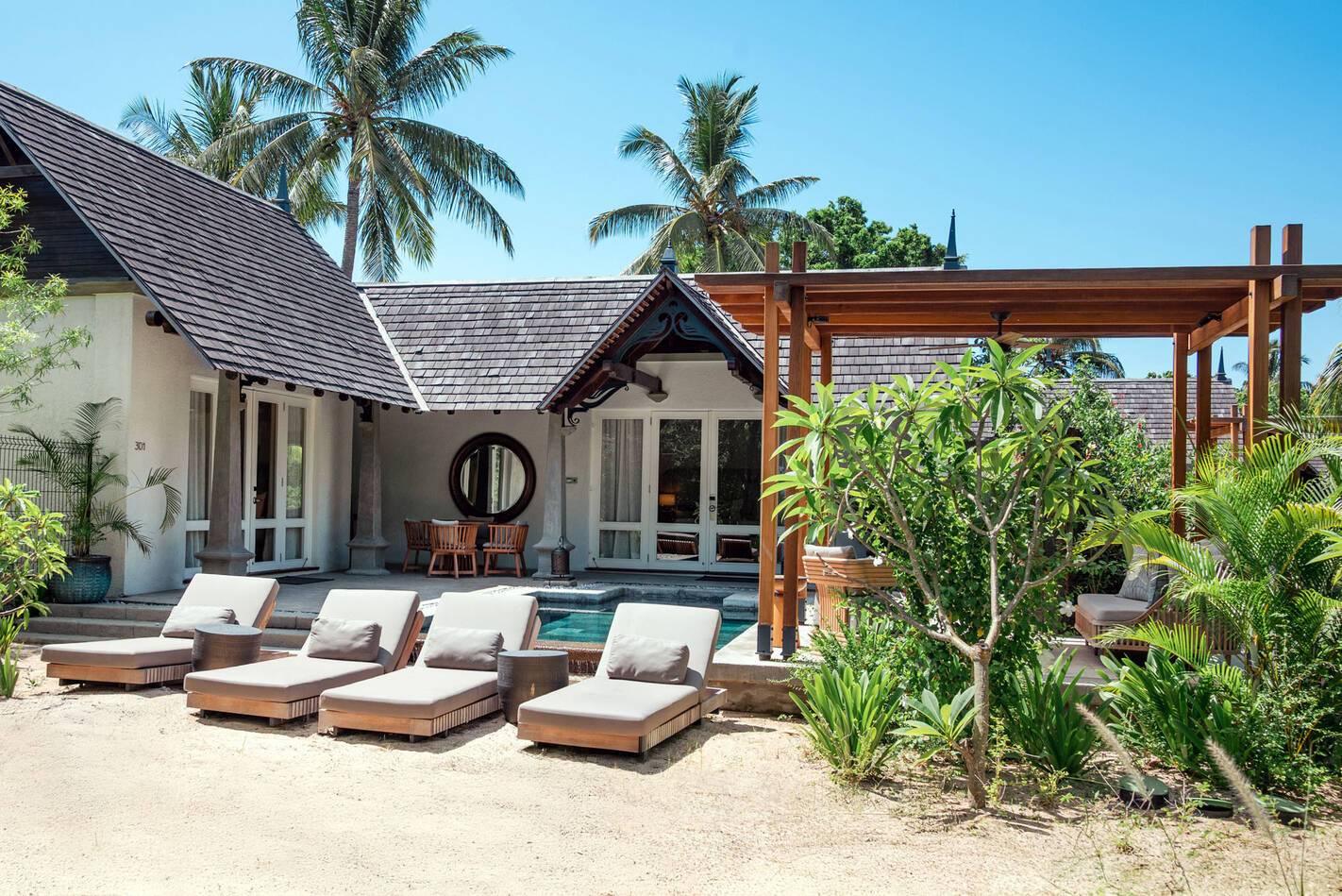 Maradiva Ile Maurice family beachfront luxury suite pool villa