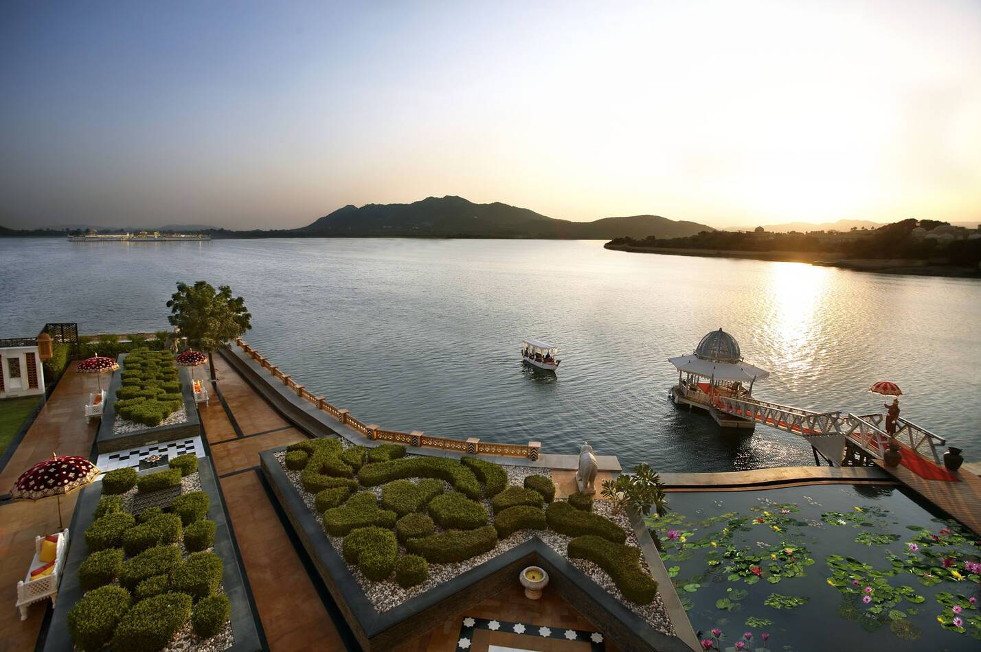 Leela Palace Udaipur Inde Bateau arrivee