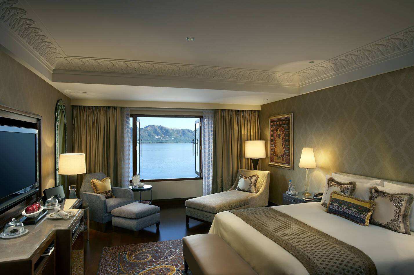 Leela Palace Udaipur Inde three bay suite bed