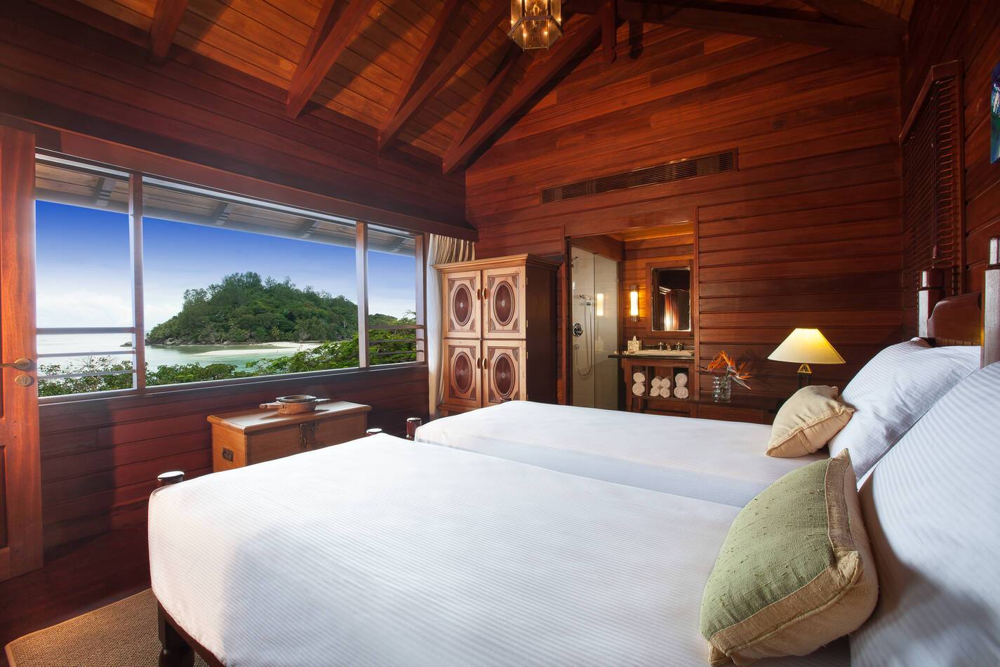 EnEnchanted Island Seychelles owners signature villa chambre