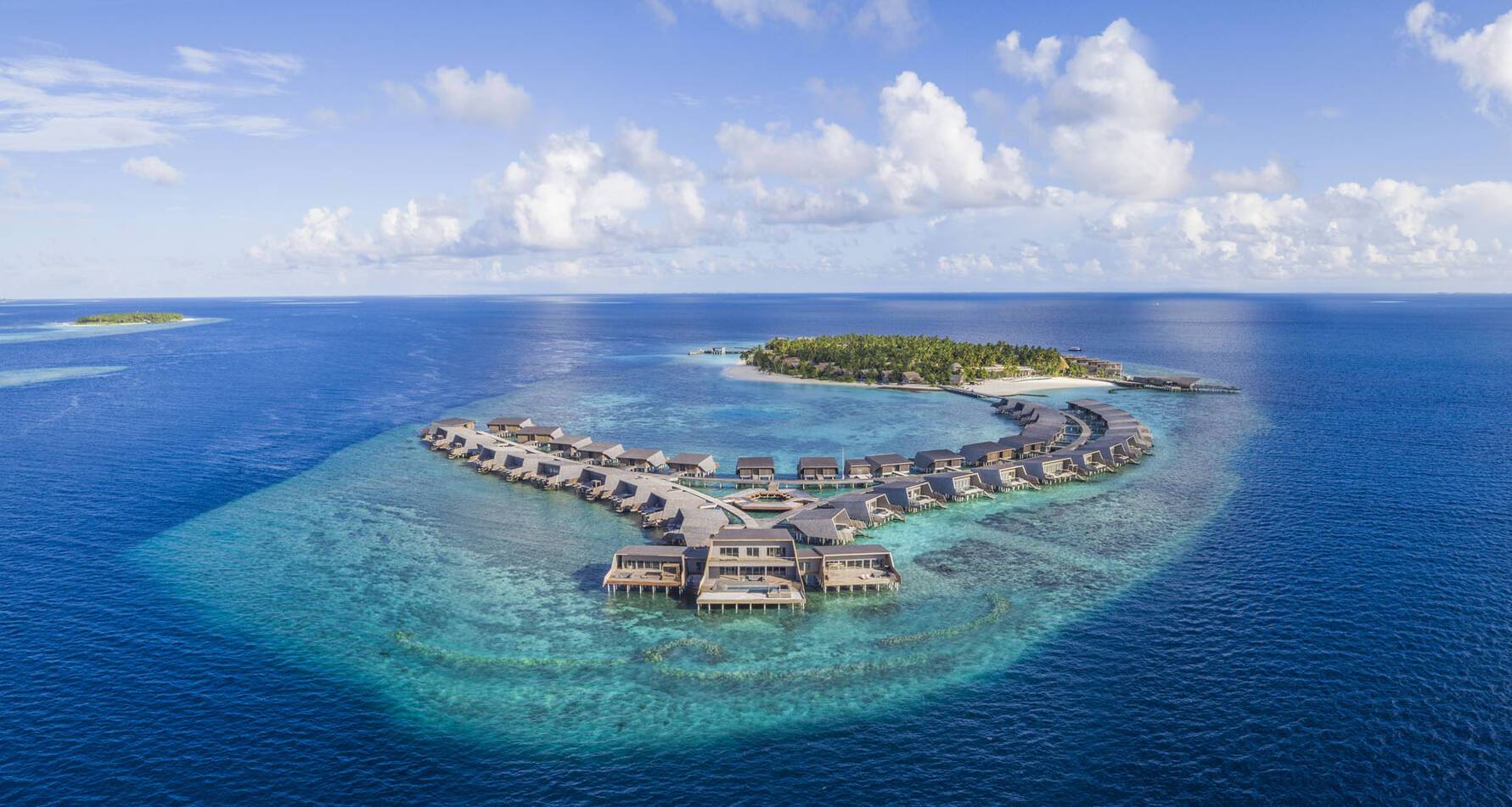 The St Regis Maldives Vommuli Resort ile