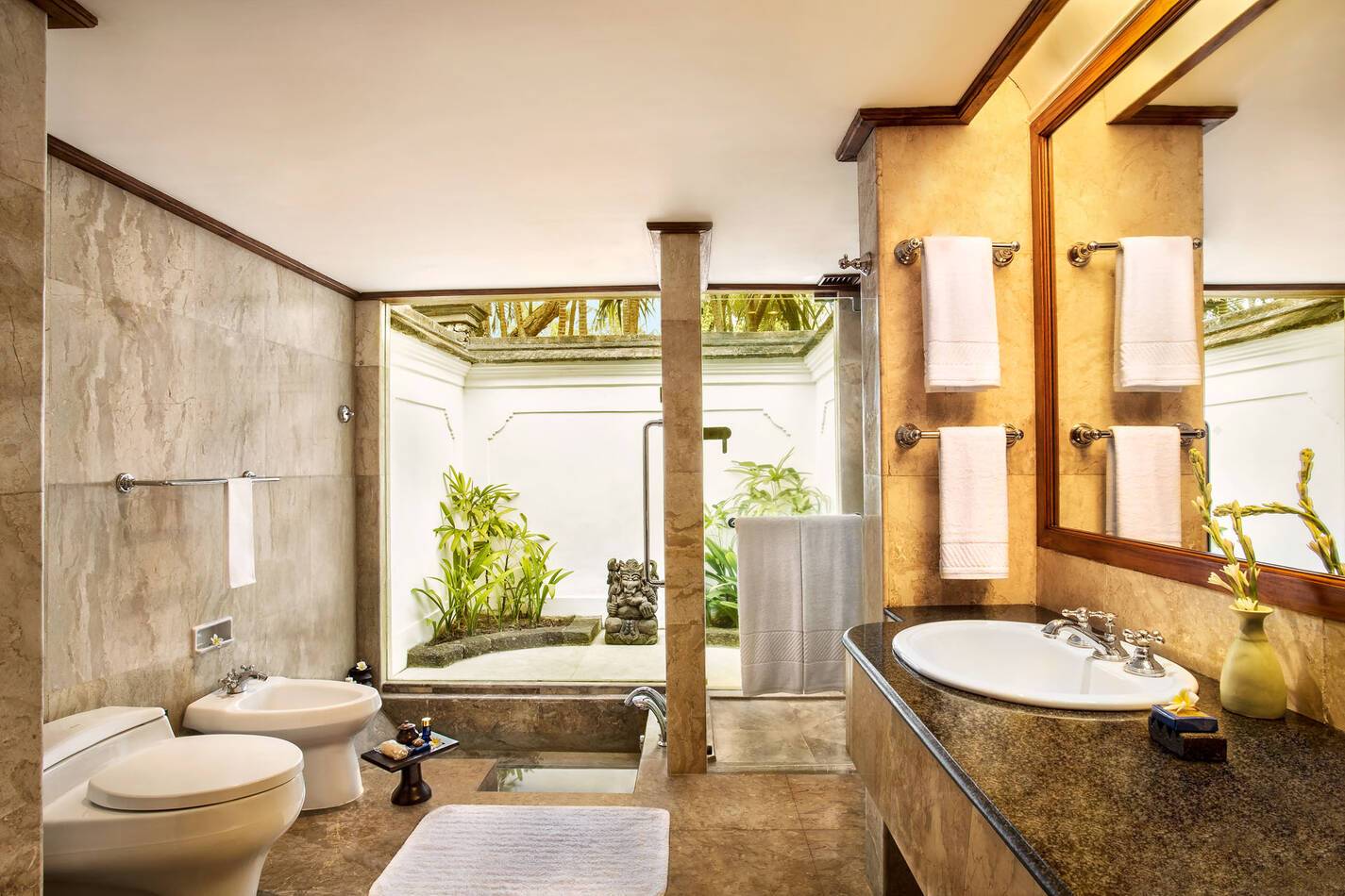 Oberoi Seminyak Bali Indonesie Lanai Bathroom