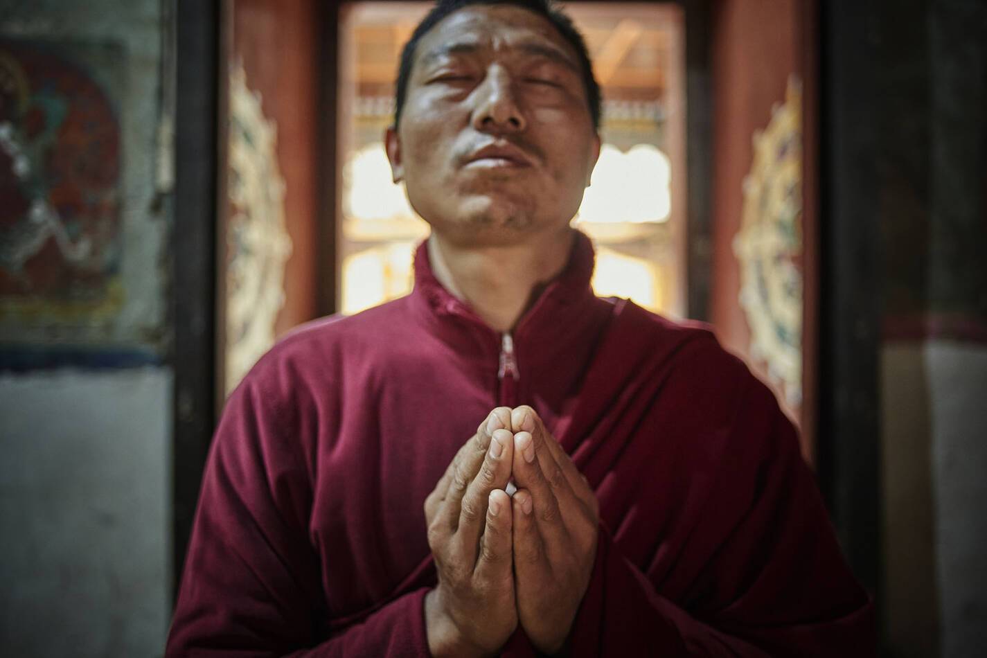 Six Senses Gangtey Bhoutan Monastery Khewang Lhakhang Monk parying